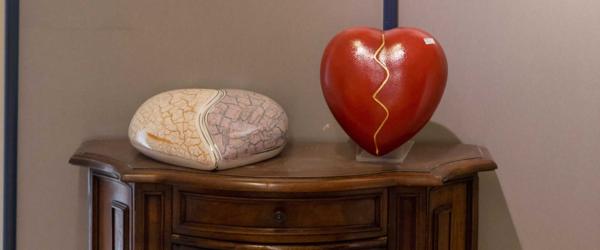 Esposizione urne per cremazione